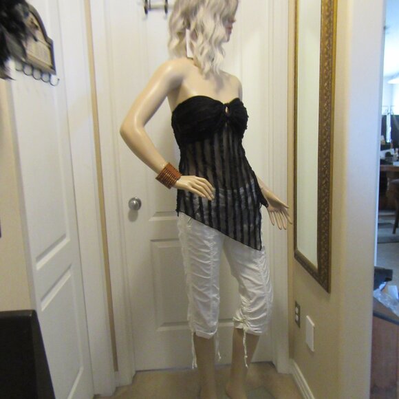 Ladies Size 5 Capri's – Capri Collection Garage - Picture 2 of 16